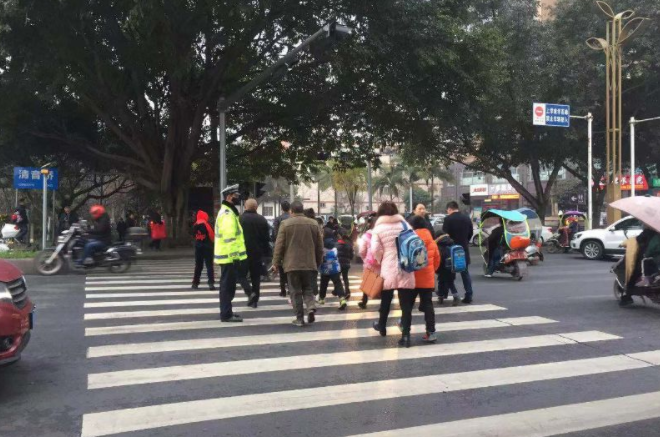 復課在即，樂山交警五項舉措為莘莘學子撐起“平安傘”！