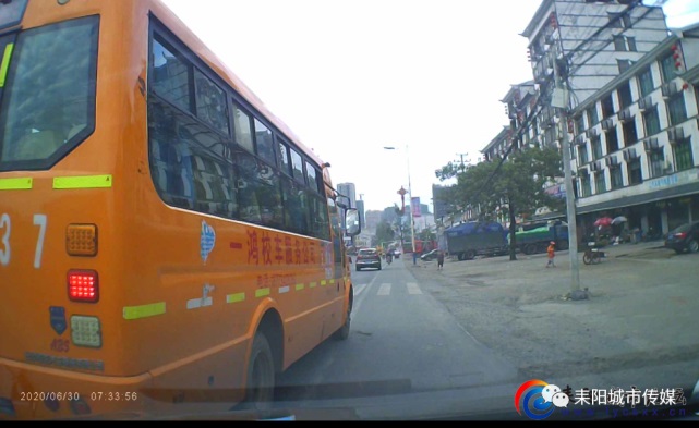 耒陽市校車司機(jī)惡意別車，故意急剎車