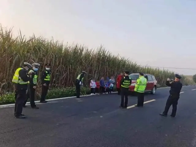 收了“接送費”，卻如此接孩子？！家長們，你們真的能放心嗎？