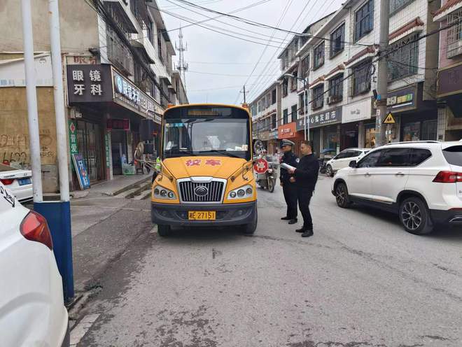 筑牢校車安全防線，確保校車安全運(yùn)行 ——新邵坪上鎮(zhèn)聯(lián)合執(zhí)法校車安全檢查