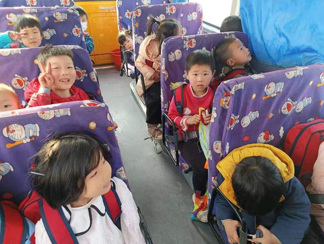 筑牢校車安全防線，確保校車安全運(yùn)行 ——新邵坪上鎮(zhèn)聯(lián)合執(zhí)法校車安全檢查