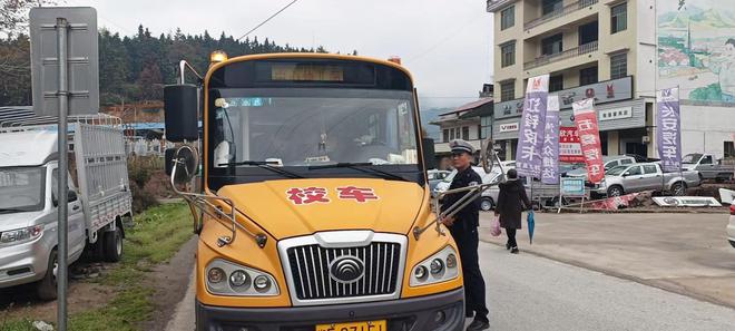 筑牢校車安全防線，確保校車安全運(yùn)行 ——新邵坪上鎮(zhèn)聯(lián)合執(zhí)法校車安全檢查