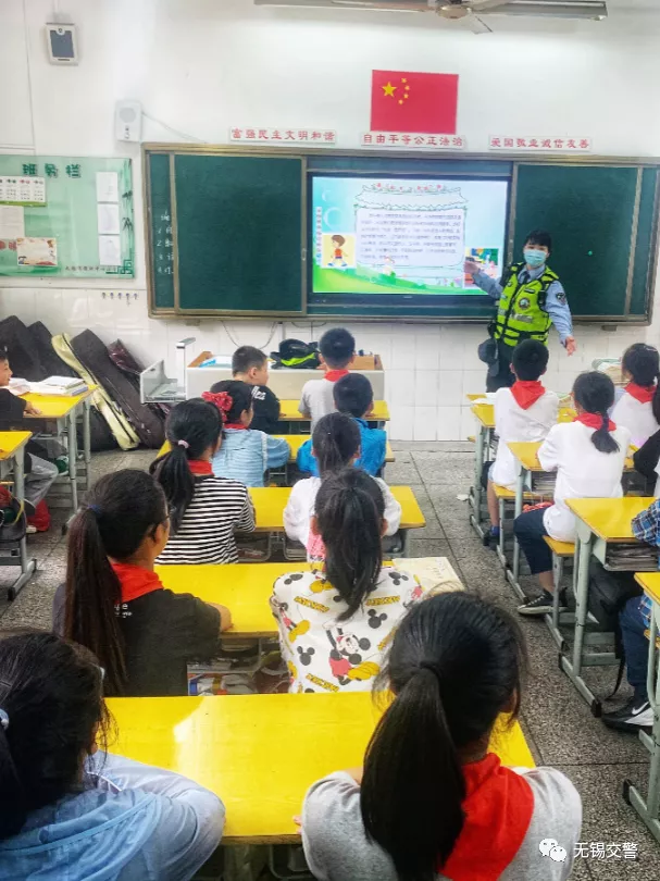 這樣的“黑校車(chē)”，你敢讓孩子坐嗎？