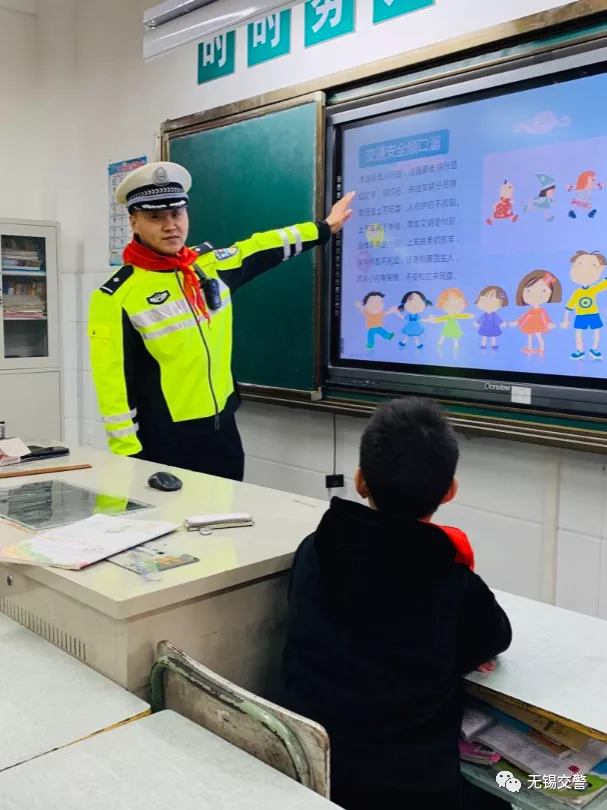 這樣的“黑校車(chē)”，你敢讓孩子坐嗎？