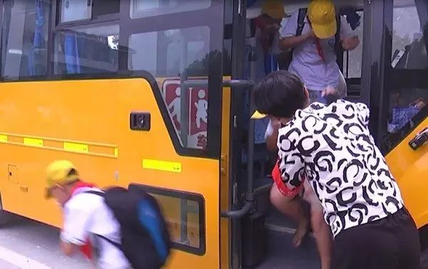 校車突發(fā)事故？浙江諸暨浣東街道中心學(xué)校來(lái)演練