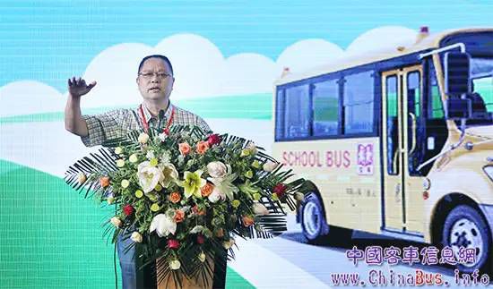 校車(chē)安全不是靠“45度角的仰望”，更需360度的行動(dòng)！TA做到了