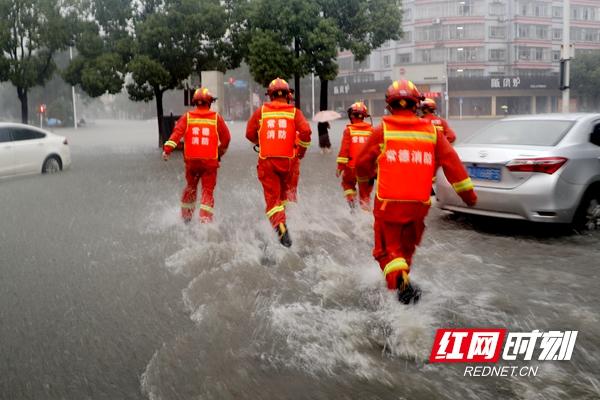 暴雨襲城！校車被困！常德消防交警搭“人橋”抱出22名幼兒