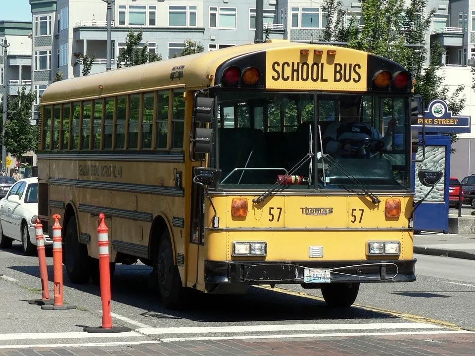 紐約州新規：校車裝攝像頭，無視停車牌拍到罰$250！