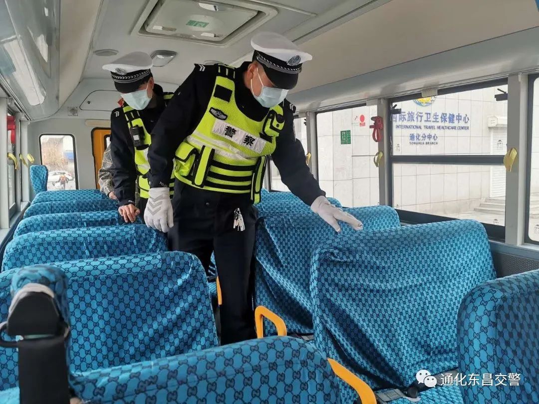 馬上要開學(xué)了，吉林省交警忙著走進(jìn)校園排查校車安全隱患，檢查校園道路周邊交通安全環(huán)境