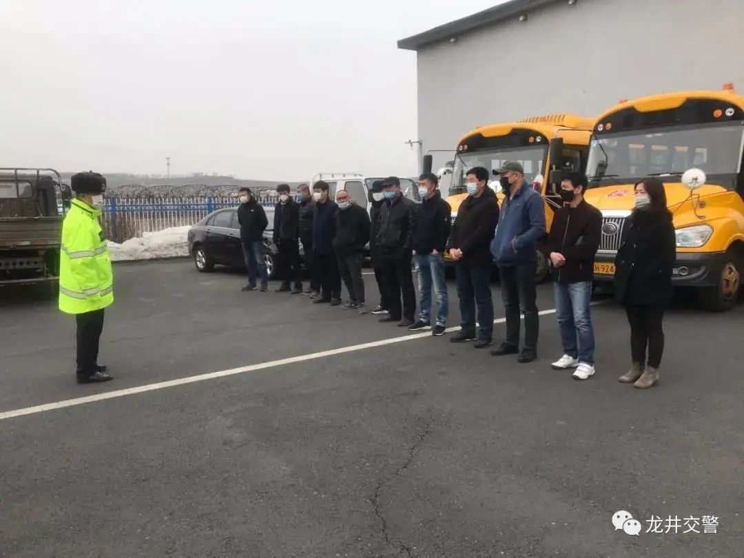 馬上要開學(xué)了，吉林省交警忙著走進(jìn)校園排查校車安全隱患，檢查校園道路周邊交通安全環(huán)境
