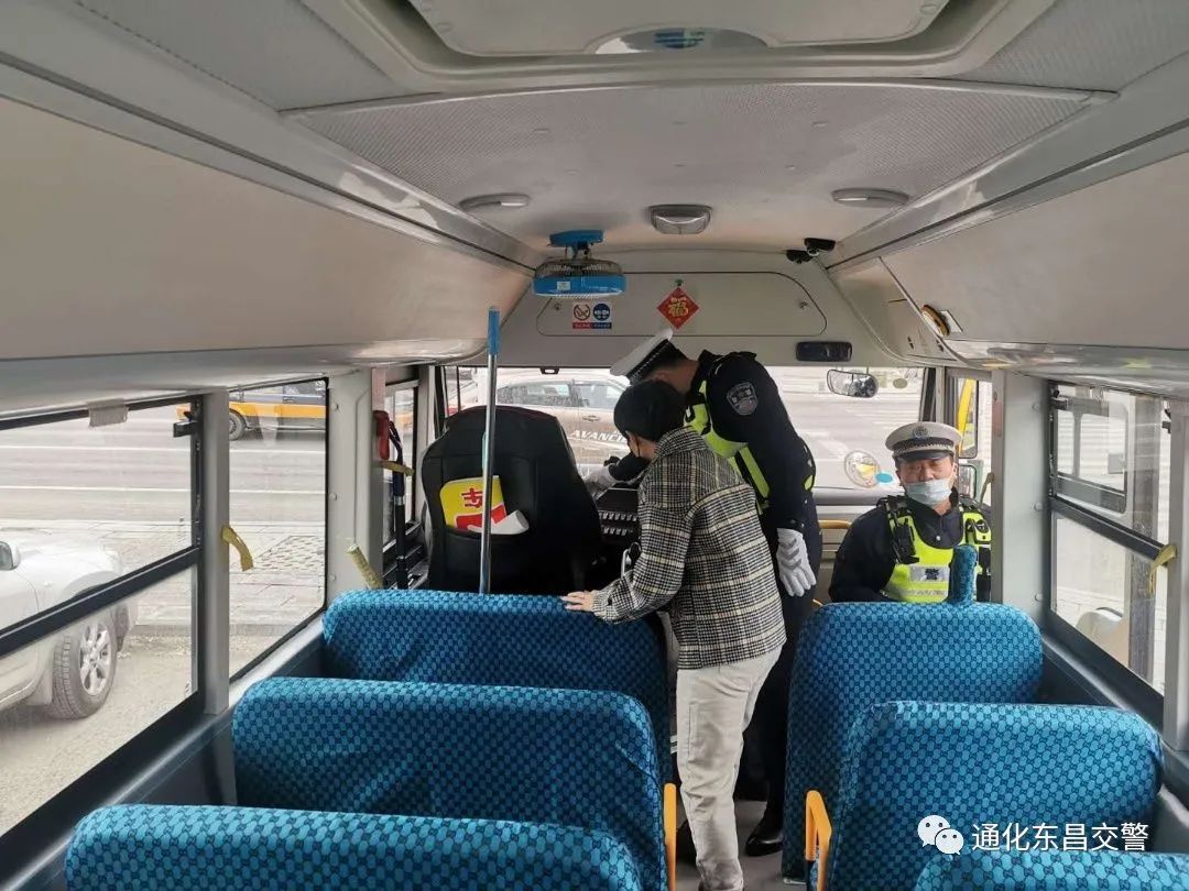 馬上要開學(xué)了，吉林省交警忙著走進(jìn)校園排查校車安全隱患，檢查校園道路周邊交通安全環(huán)境