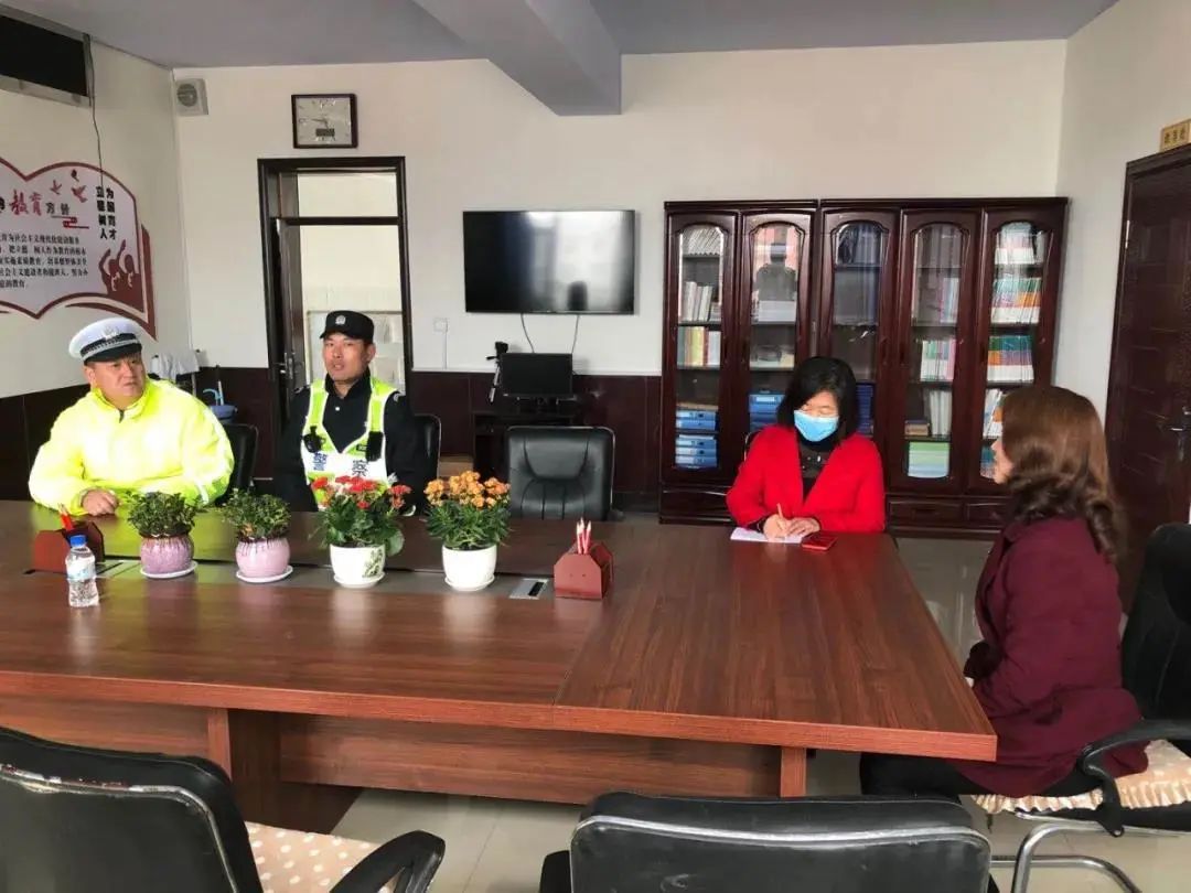 馬上要開學(xué)了，吉林省交警忙著走進(jìn)校園排查校車安全隱患，檢查校園道路周邊交通安全環(huán)境
