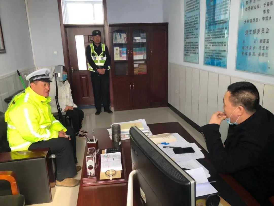 馬上要開學(xué)了，吉林省交警忙著走進(jìn)校園排查校車安全隱患，檢查校園道路周邊交通安全環(huán)境