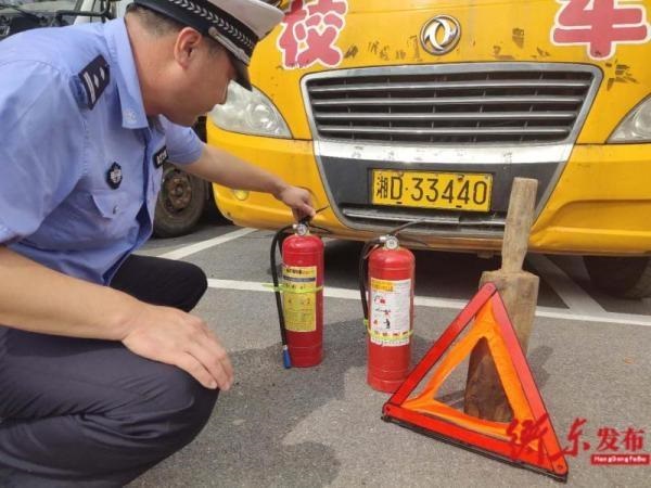 迎開學(xué) 湖南衡東交警開展校車安全大檢查