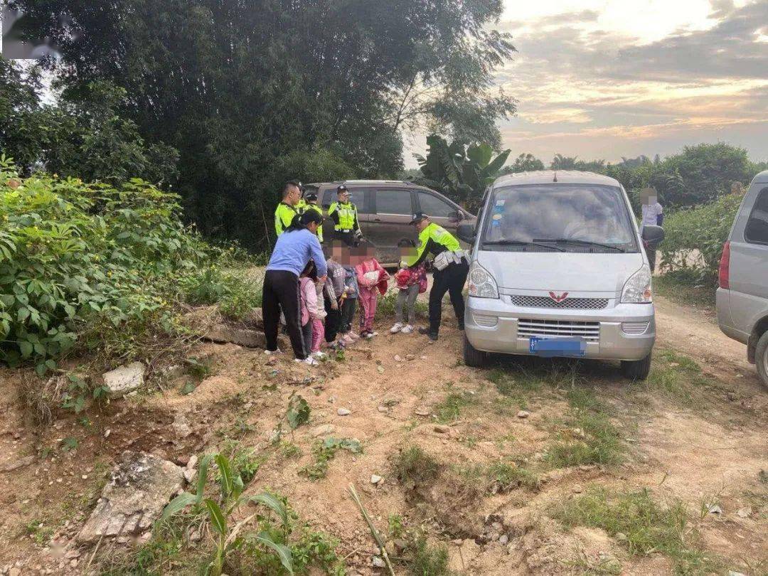 廣西：梧州這輛 “黑校車” 讓人嚇一跳！如此超載，實在危險