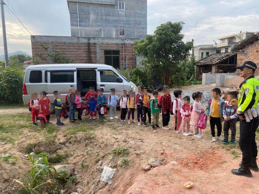 廣西：梧州這輛 “黑校車” 讓人嚇一跳！如此超載，實在危險