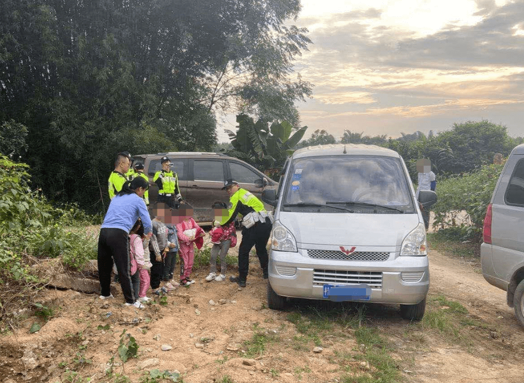 廣西：梧州這輛 “黑校車” 讓人嚇一跳！如此超載，實在危險