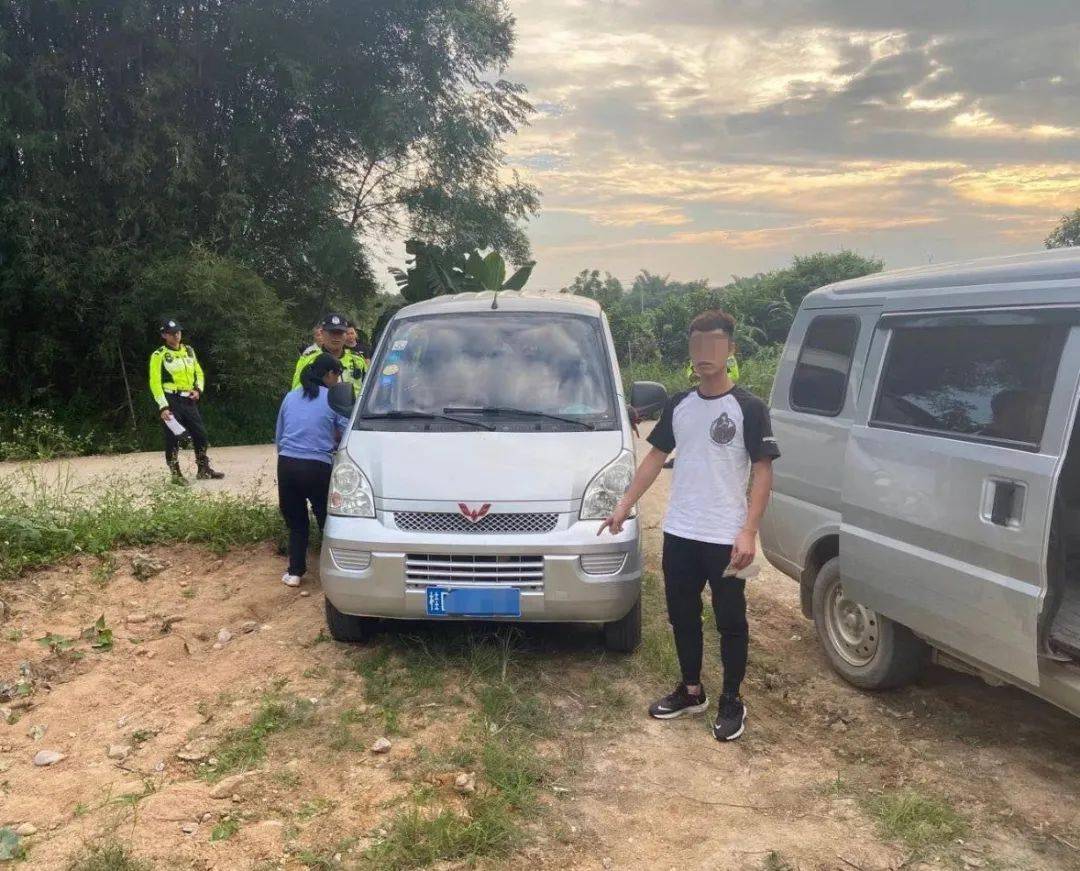 廣西：梧州這輛 “黑校車” 讓人嚇一跳！如此超載，實在危險