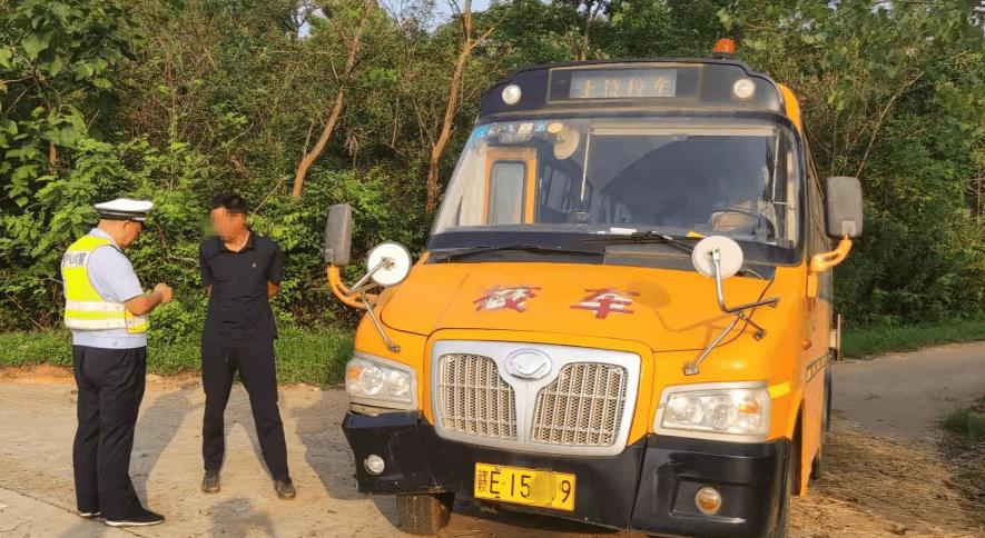 都昌交警查處一起校車未按規(guī)定路線行駛的交通違法行為