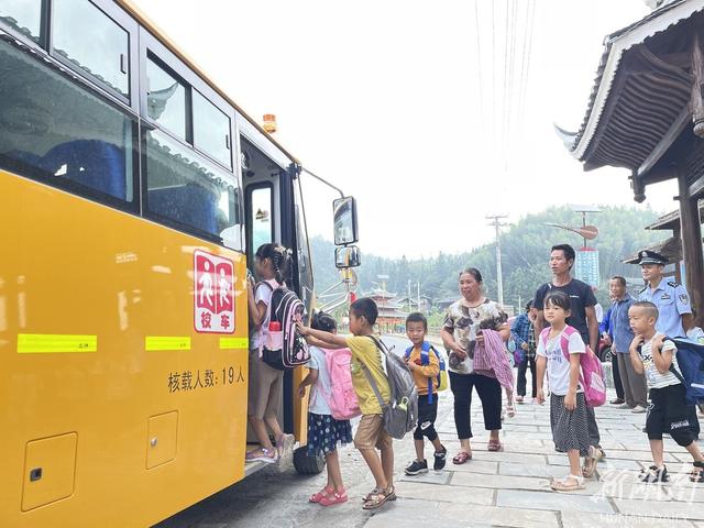 鄉(xiāng)村校車護(hù)航孩子求學(xué)路