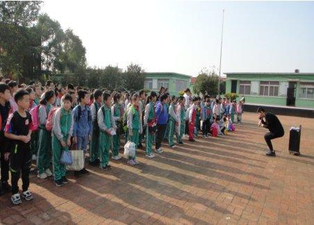 保障校車安全尊重孩子生命！昌圖縣十八家子鎮(zhèn)中心小學(xué)舉行校車安全逃生演練活動(dòng)