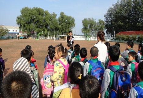 保障校車安全尊重孩子生命！昌圖縣十八家子鎮(zhèn)中心小學(xué)舉行校車安全逃生演練活動(dòng)