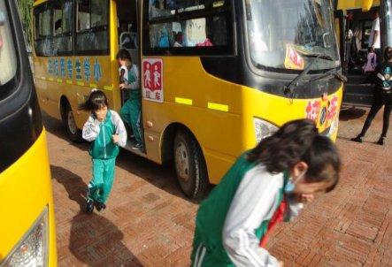 保障校車安全尊重孩子生命！昌圖縣十八家子鎮(zhèn)中心小學(xué)舉行校車安全逃生演練活動(dòng)