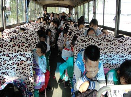 保障校車安全尊重孩子生命！昌圖縣十八家子鎮(zhèn)中心小學(xué)舉行校車安全逃生演練活動(dòng)