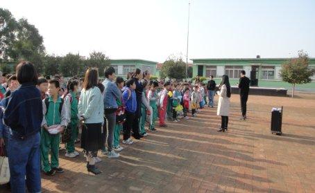 保障校車安全尊重孩子生命！昌圖縣十八家子鎮(zhèn)中心小學(xué)舉行校車安全逃生演練活動(dòng)