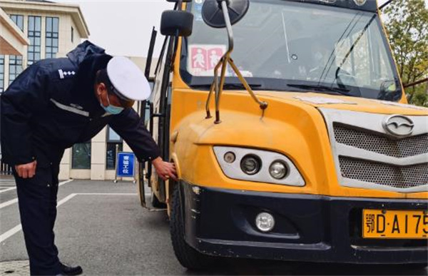 筑牢平安上學(xué)路！荊州交警開展校車“大體檢”