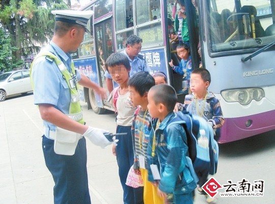 設(shè)計(jì)臺(tái)詞：乖，按順序下來(lái)排好隊(duì)。