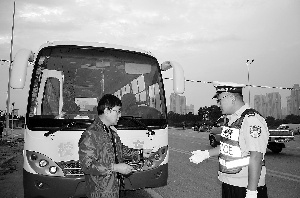 無資質(zhì)竟運營 違規(guī)校車被扣