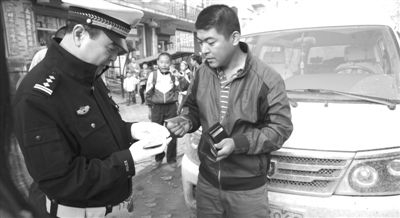 交警嚴查校車、送子車。 