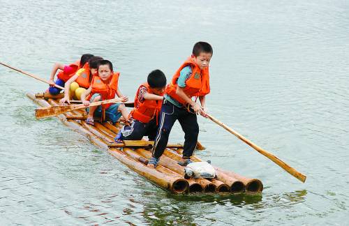 小學(xué)生撐竹筏去上學(xué) 夢想校車或較大船只