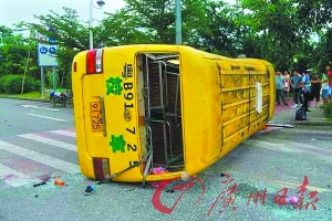 校車被撞側(cè)翻。 記者軒慧 攝