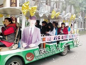大學校園女生節 男生帶女生免費坐都教授校車