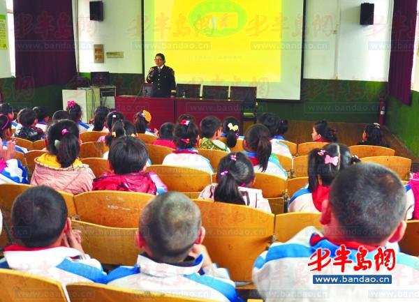 3月25日，校車照管員馬婷婷利用多媒體設(shè)備為師生們講解乘車安全。