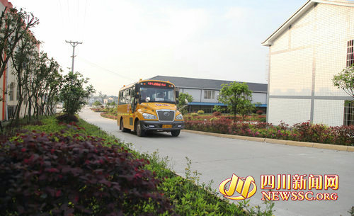 四川：瀘州：農(nóng)村留守兒童坐上“大鼻子”校車