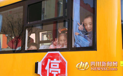 四川：瀘州：農(nóng)村留守兒童坐上“大鼻子”校車