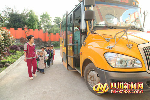 四川：瀘州：農(nóng)村留守兒童坐上“大鼻子”校車