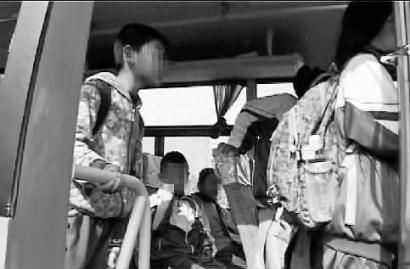 　電視臺(tái)記者拍到的客車內(nèi)部畫面 視頻截圖 U6 