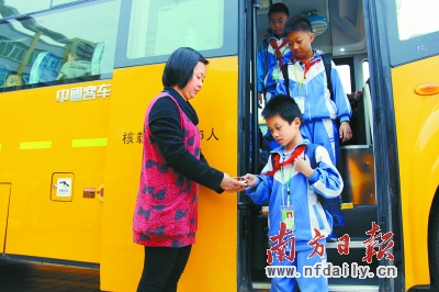 孩子們通過刷卡上車，進行全方位的實時記錄。