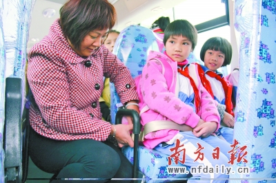 校車照管員悉心照顧，接送環節執行標準化操作。