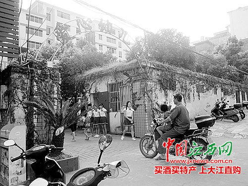 家長(zhǎng)騎車送孩子上幼兒園