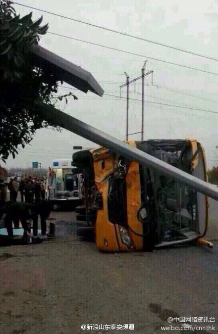 山東青島一校車發(fā)生車禍側(cè)翻 司機當場身亡