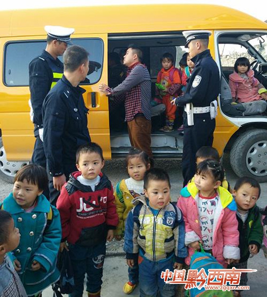 “黑校車”違法營(yíng)運(yùn)超載兒童 危險(xiǎn) 民警嚴(yán)執(zhí)法送兒童安全回家 點(diǎn)贊