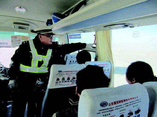執(zhí)勤交警現(xiàn)場(chǎng)檢查客運(yùn)車輛安全設(shè)施