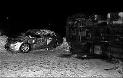 警察開(kāi)警車阻擋卡車撞上校車 舍身救93名兒童