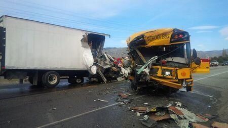 美國一滿載兒童校車遭卡車撞毀 56人送醫(yī)1人死亡