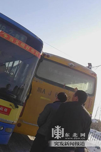 哈爾濱松北區一校車與公交車相撞